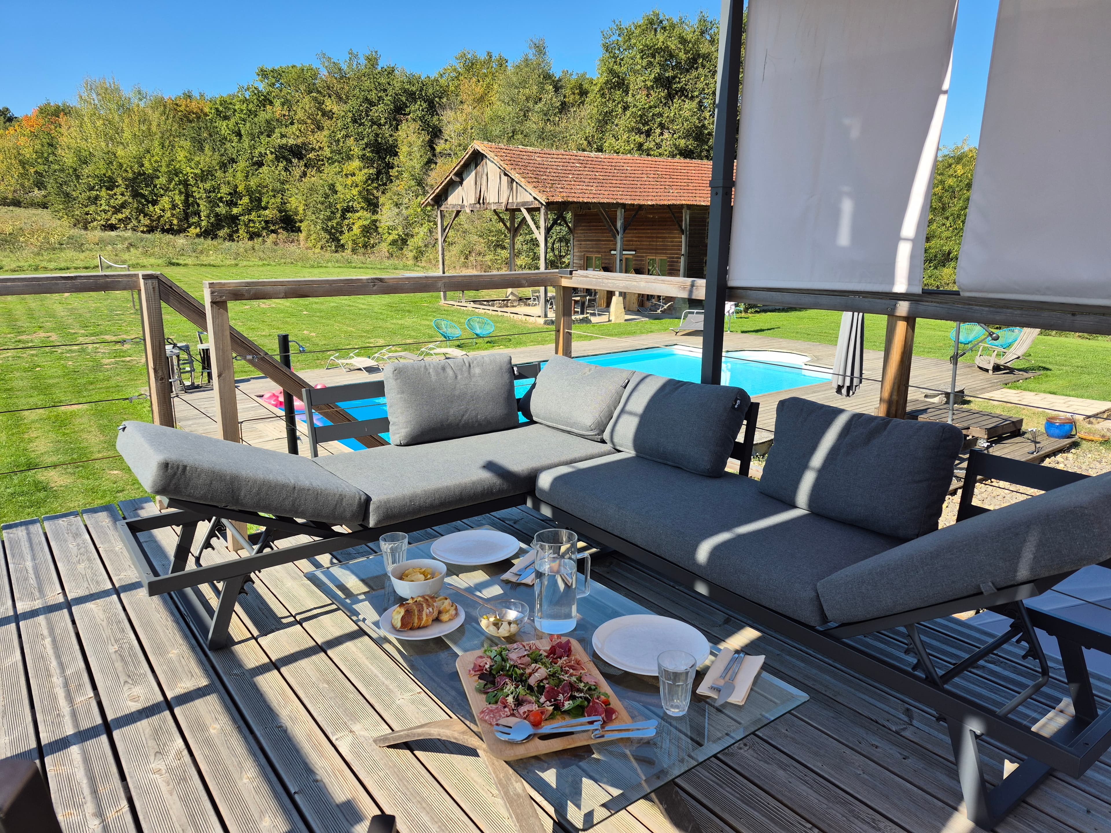 Baron Figues gardens and pool